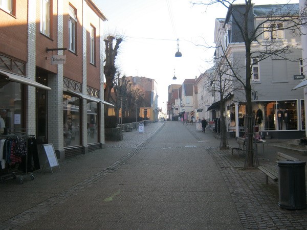 http://www.falkene-haderslev.dk/images/Historie/Rekorden_p_Motorcykel_over_torvet_fra_Storegade_til_Aabenraavej.jpg